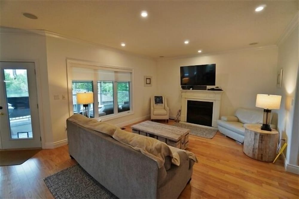 487 Bay Lake 4 Bedroom Cottage