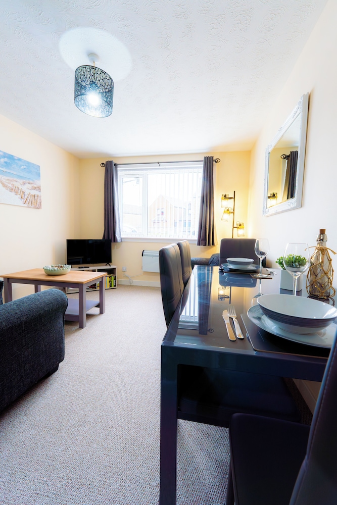 Lovely & Bright 2-Bed Apartment