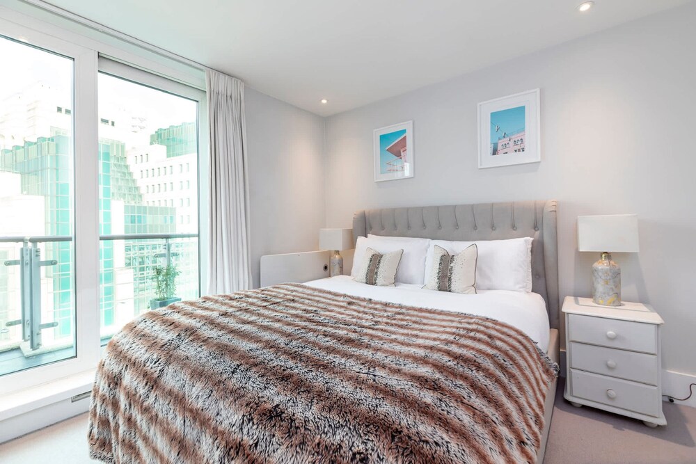 The English Rose Luxury 3 bed With Private Terrace - by Out of Office Lifestyle