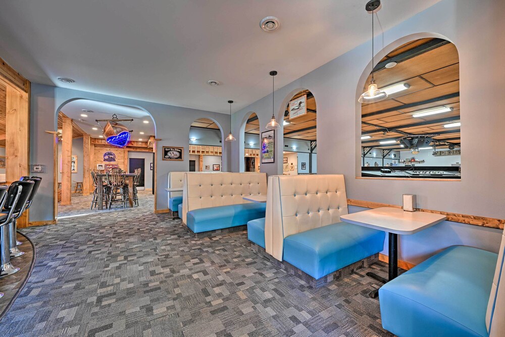 Massive Hatfield 'loon Lodge' w/ Roller Rink