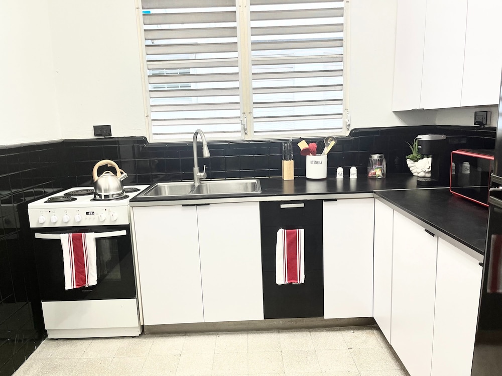 3BR 2BA Balconies Hip Lo za Beach Caf s