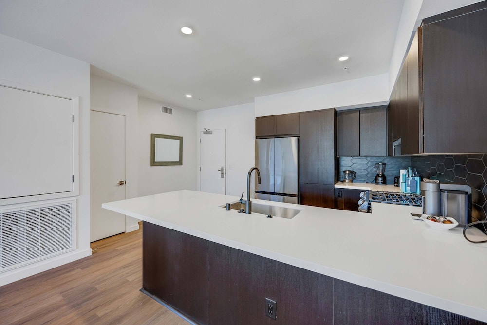 Luxury 3BR Hollywood Sign View by Oneluxstay