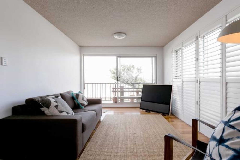 Re-imagined Urban Flat With Skyline View Balcony view 4
