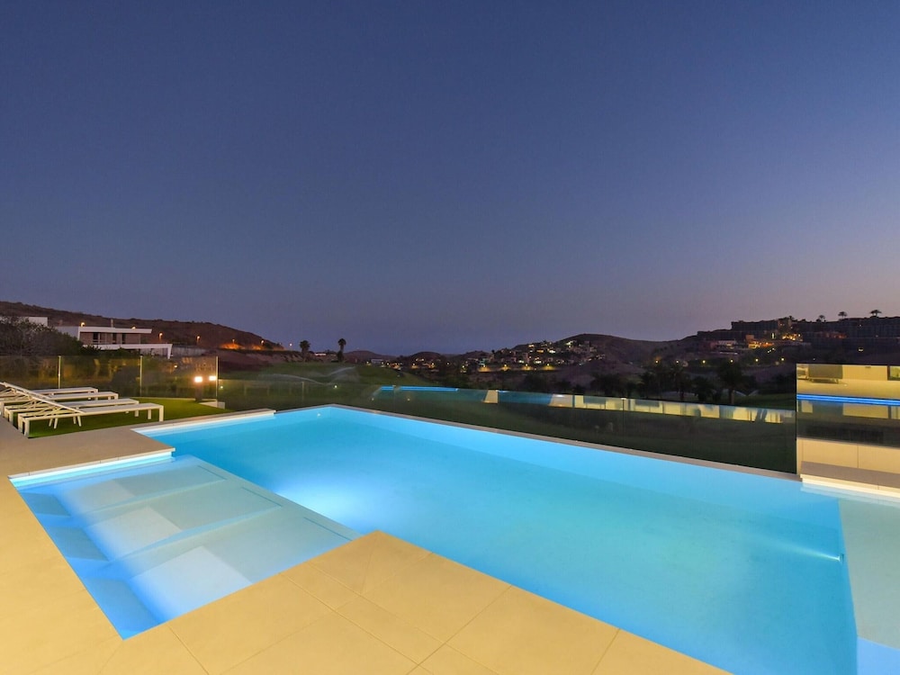 Villa in Salobre With Pool & Golf Nearby