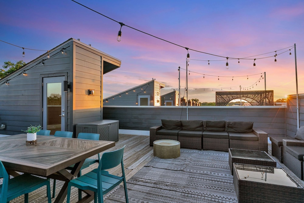 Rooftop Deck 2 Car Garage Near Downtown Nashville