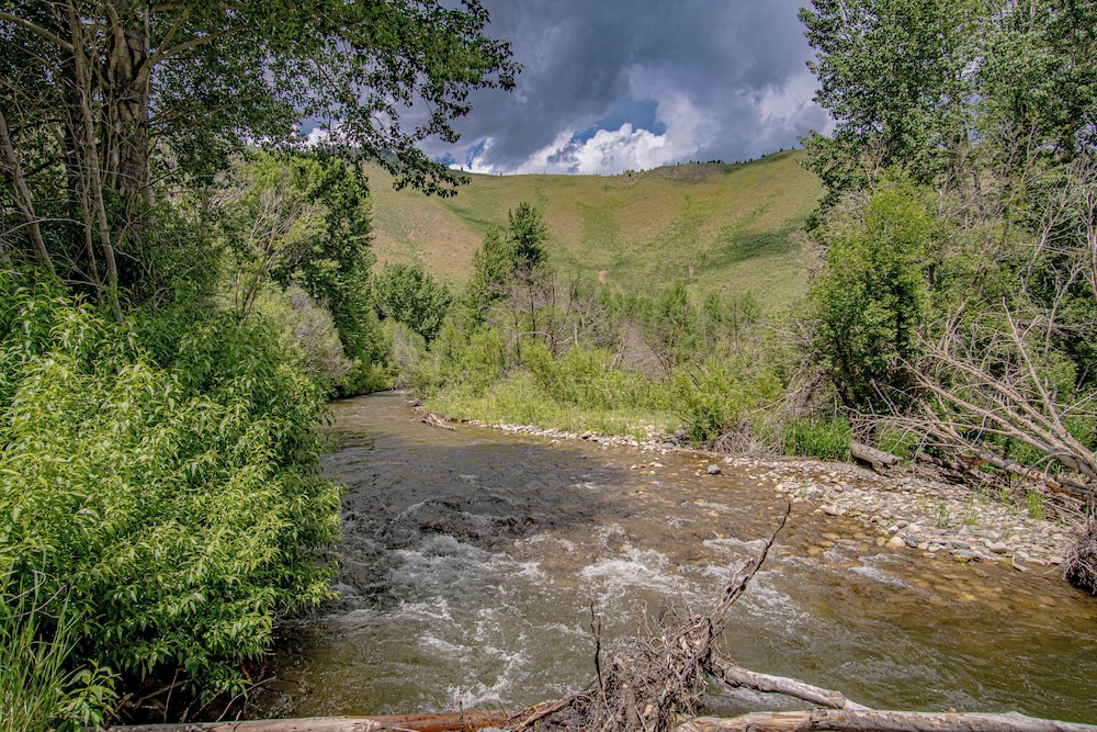 The Barn on Warm Springs Creek - 9 Riverfront Acres