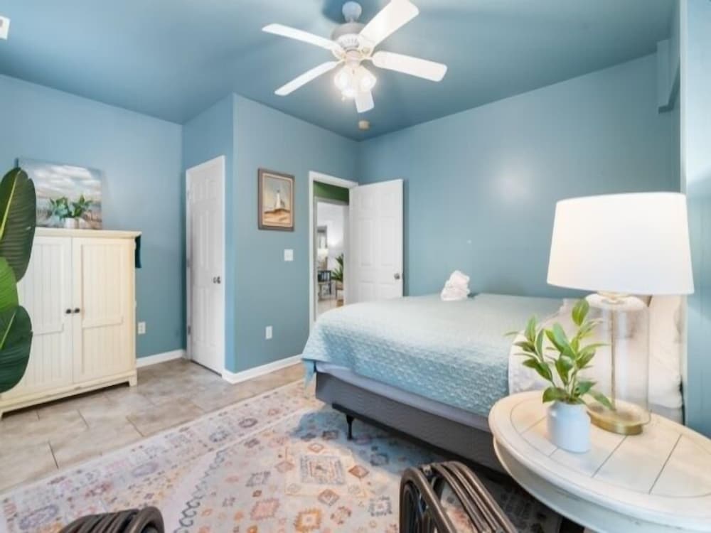 Atlantis Blue - Relaxing Beach Getaway Home Directly Across The Street From Beach Access! 5 Bedroom Home by RedAwning