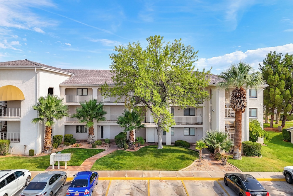 Golf Getaway 5 Mi to Dtwn: Las Palmas Resort Condo
