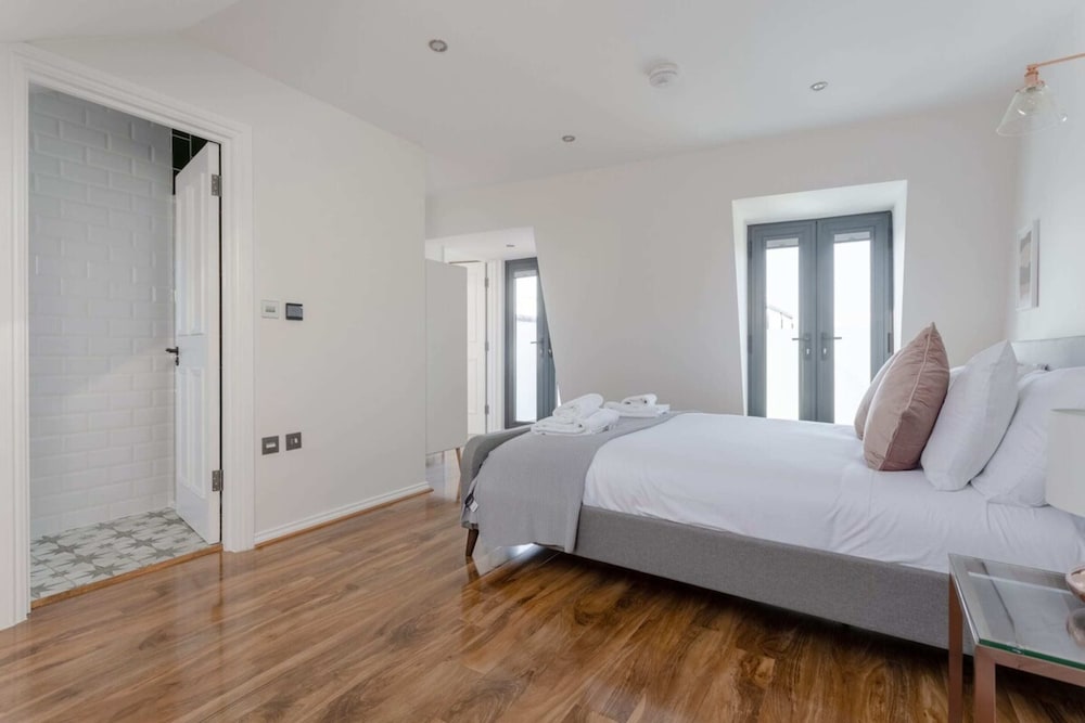 Stunning 3 Bedroom 2 Bath in Fantastic Location