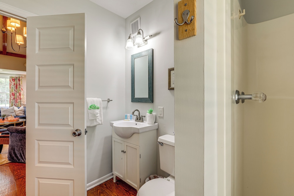 3 Mi to Beach: Pawleys Island Cottage