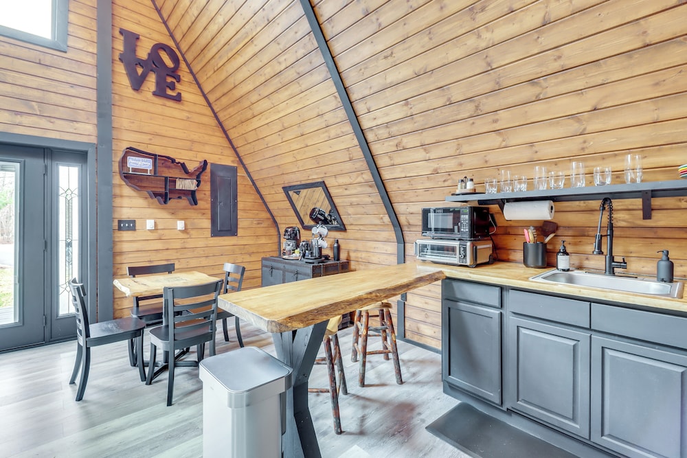 9 Mi to Big Boulder Mtn: A-frame Cabin w/ Hot Tub
