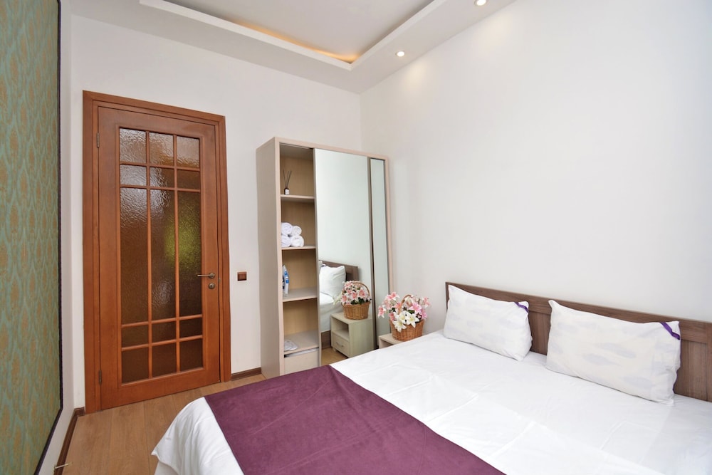 Apartment with balcony on Nalbandyan