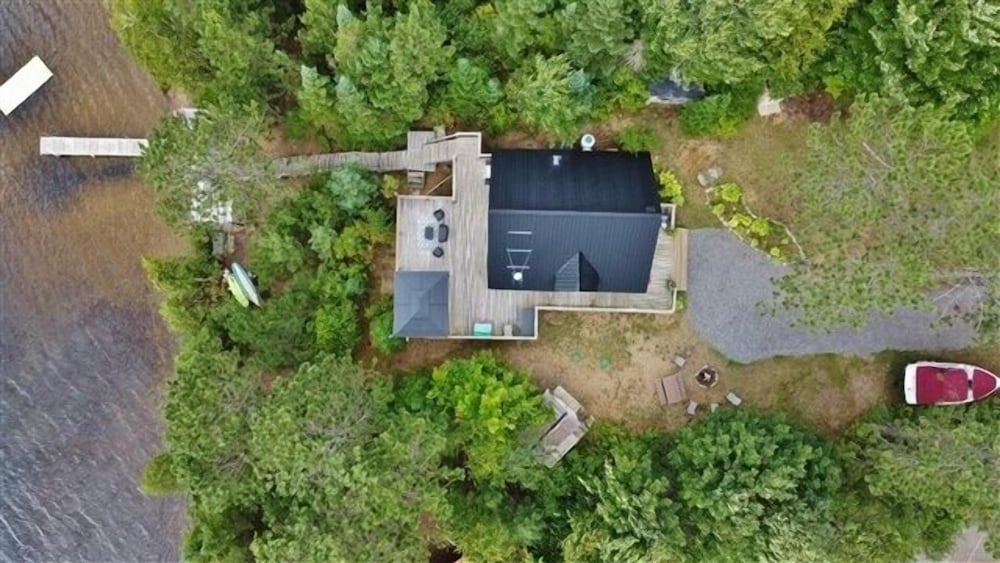 490 Lake St Peter $2100/sum Wk 3 Bedroom Cottage