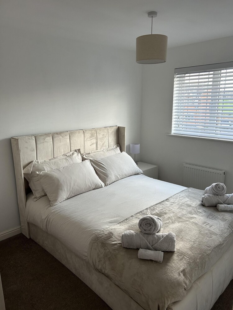 Tranquil Sheffield Retreat - 3 Bedroom House view 3