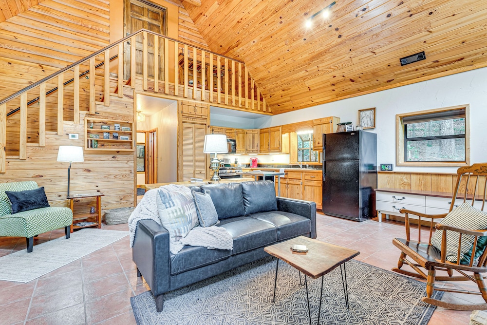 Hike, Fish & More: Cozy Cabin w/ Patio in Murphy!
