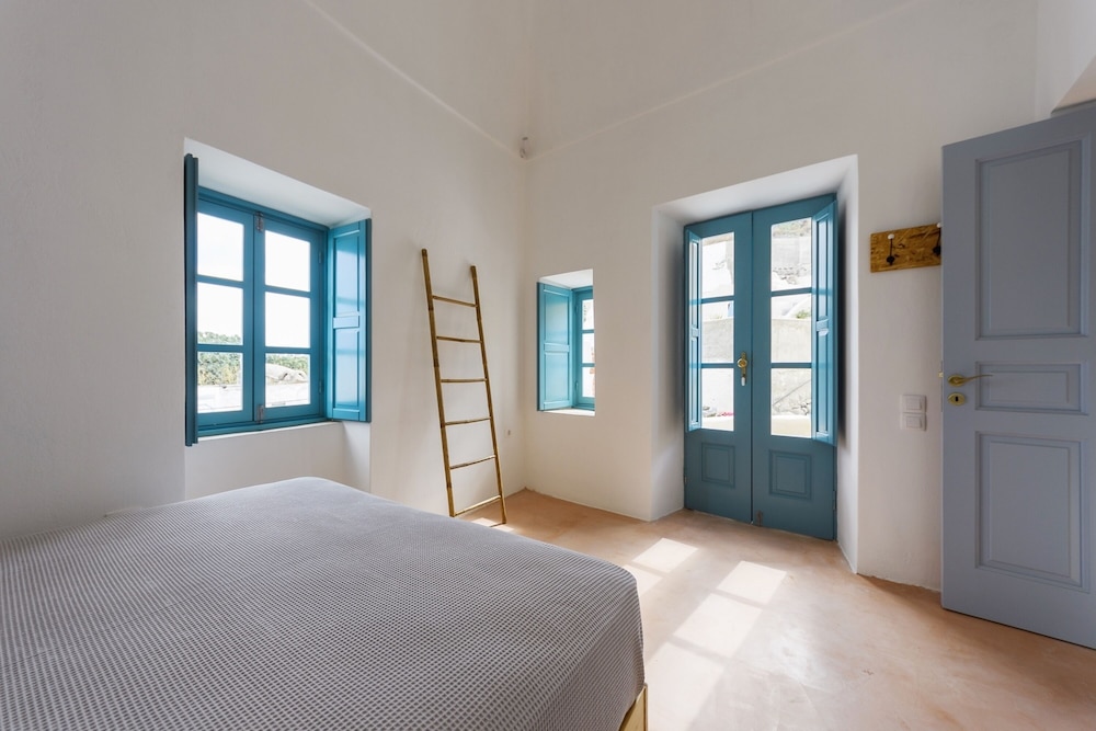 Santorinio Yellow House view 4