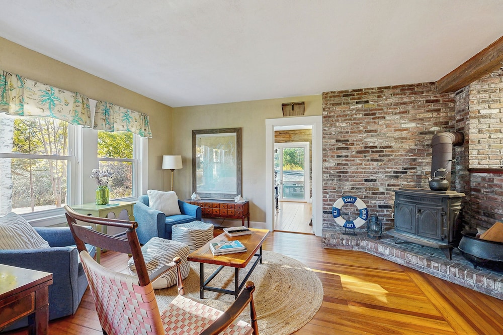 4BR House w/ Kitchen, Jetted Tub, Wifi + gas Grill