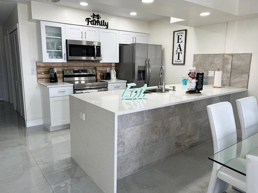 Grand Luxury 3BR Penthouse Near Disney Parks 2
