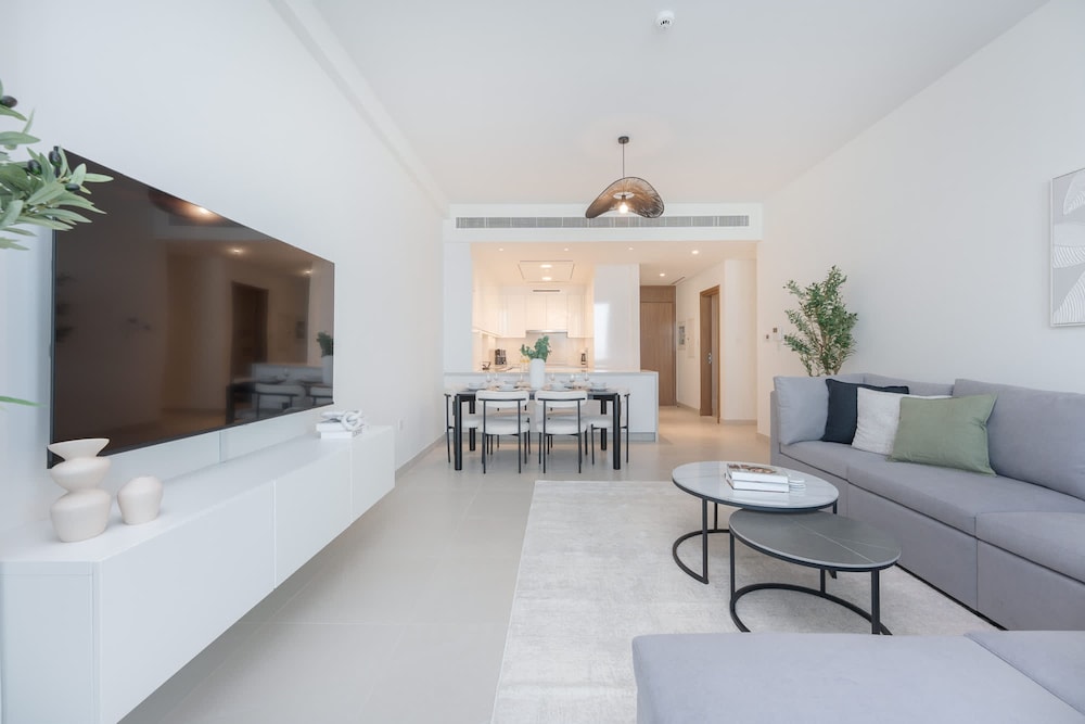 Elegant Relaxing 3-bedroom Apartment in Perfect Location at Canal Front 6