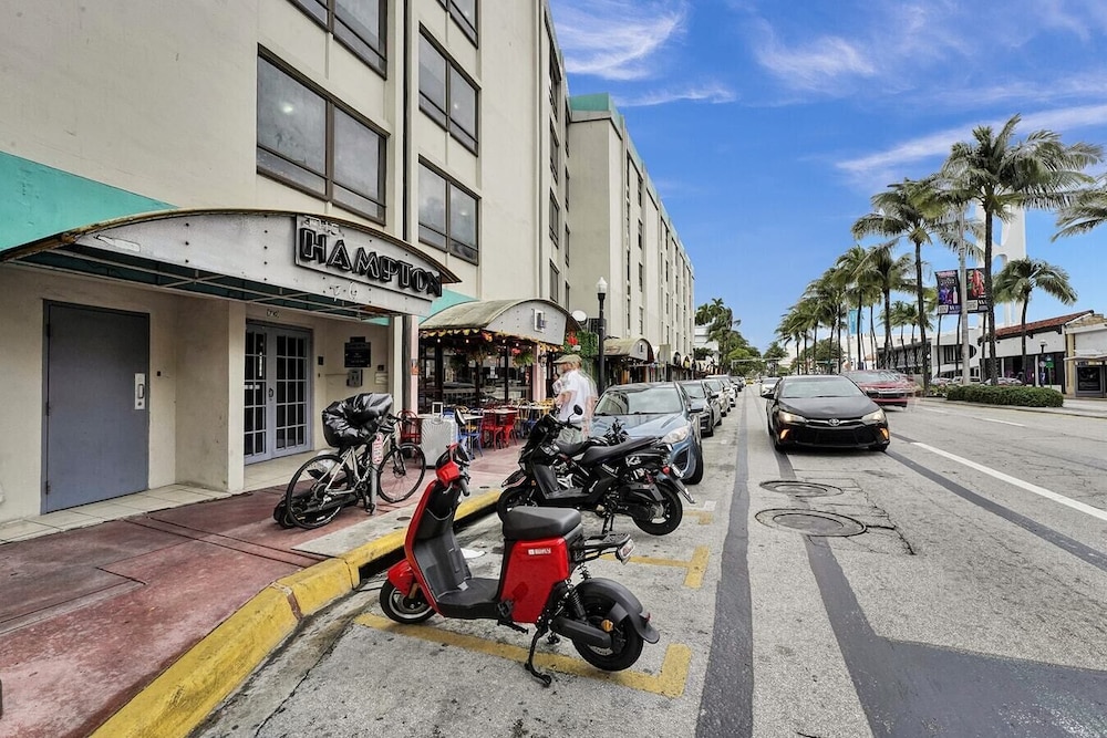 Ocean Dr 1BR Miami Beach Getaway