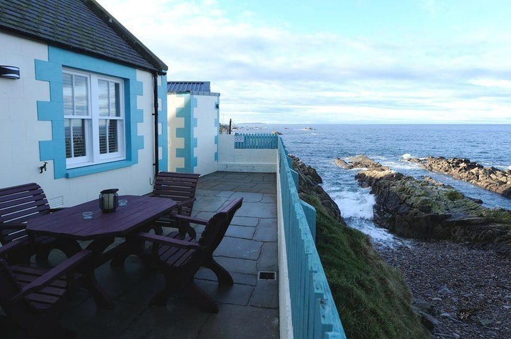 Findochty Beach House - Private Garden-beachfront