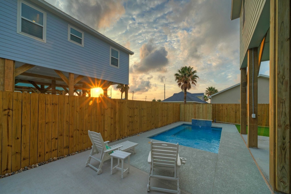 Pool, Firepit + Golf Cart Zone + Near Beach Looney Dunes by Avantstay