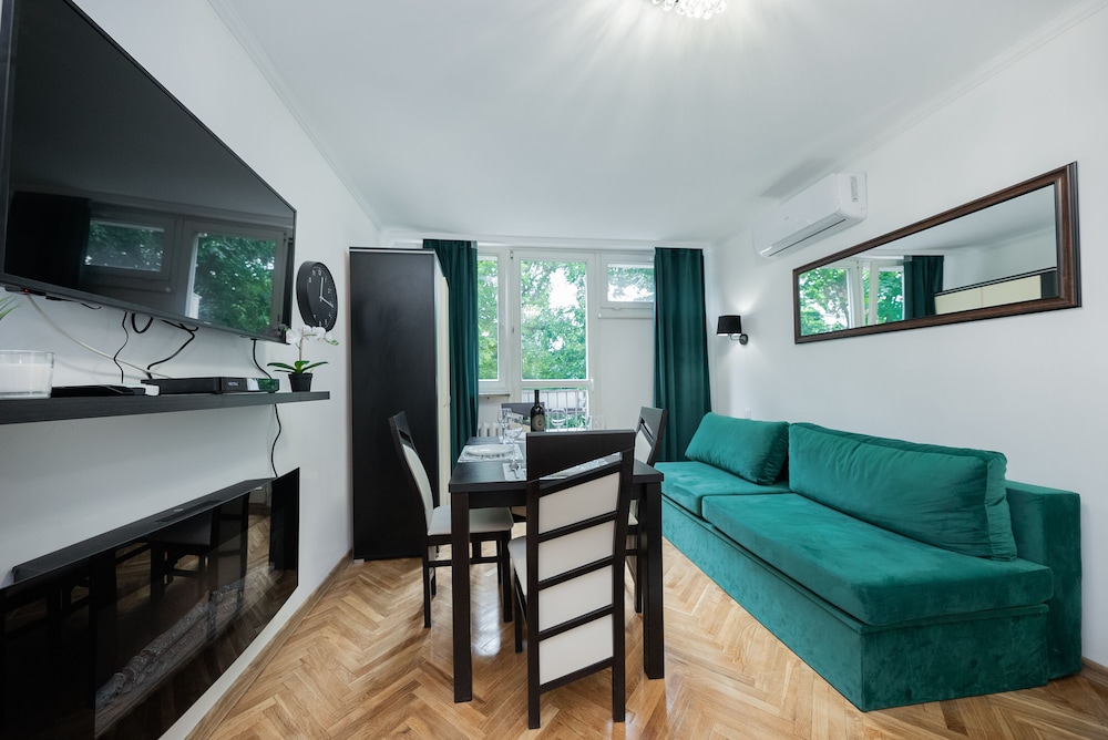 UNIT Short Rent Apartment by Warsaw Metro Station