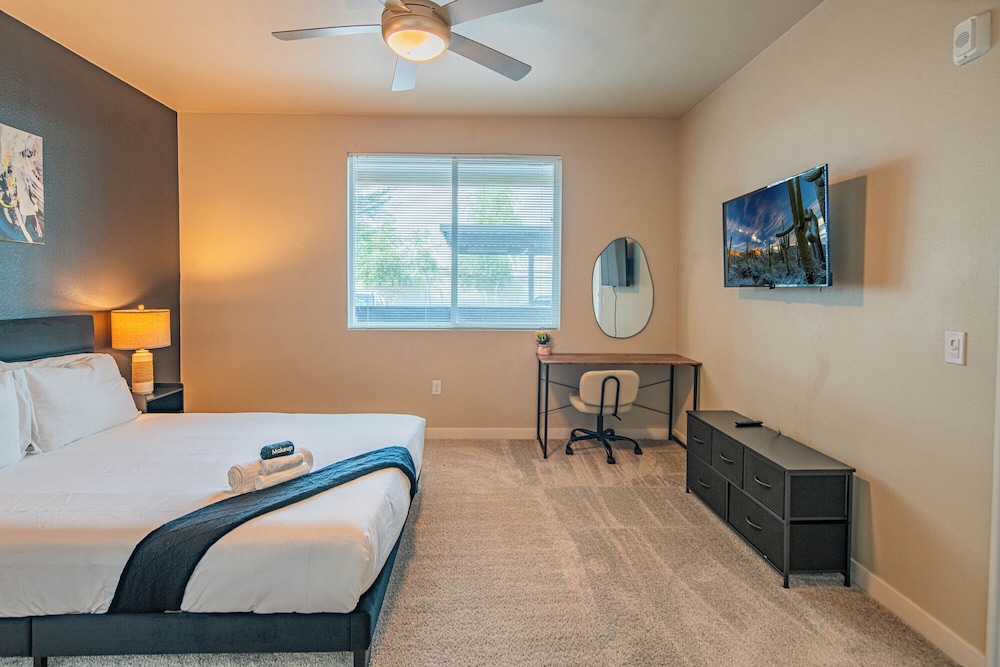 ROVE LIVING/KL - V on Broadway