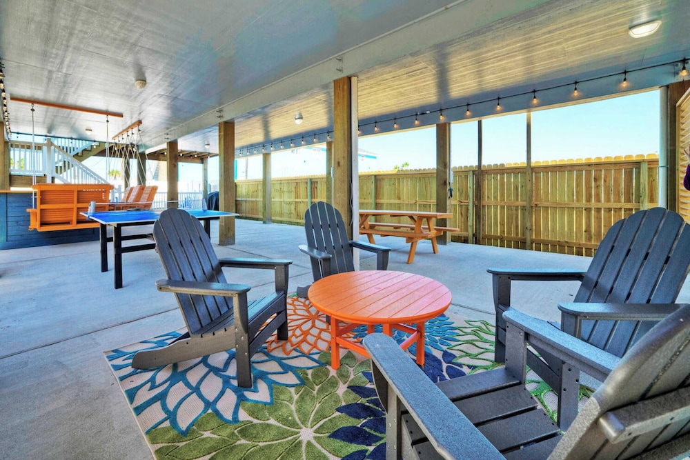 Sleeps 16 2 Homes, Priv Pool, Ping-pong 1block to Alister St. Shops & Dining