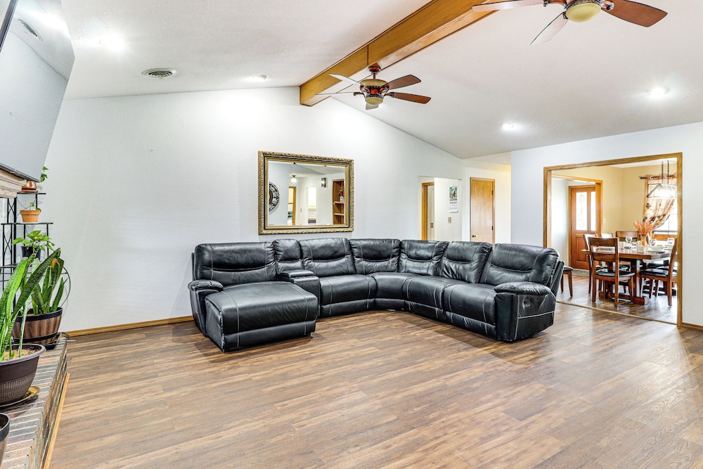 3 Mi to Downtown Roswell: Home w/ Patio + Yard