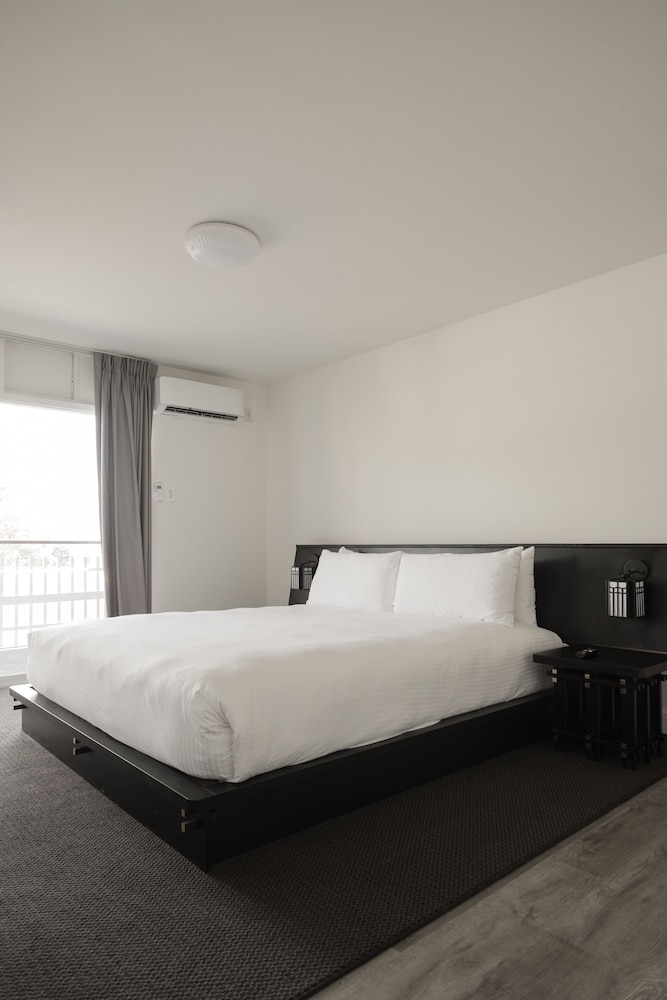 Hollywood Hills Hotel