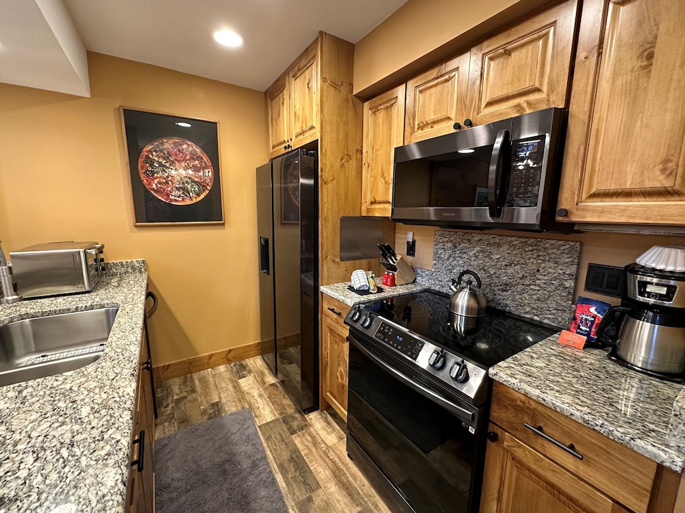 Lakeside, Spacious, Modern 2br - Sleeps Up To 8 2 Bedroom Condo