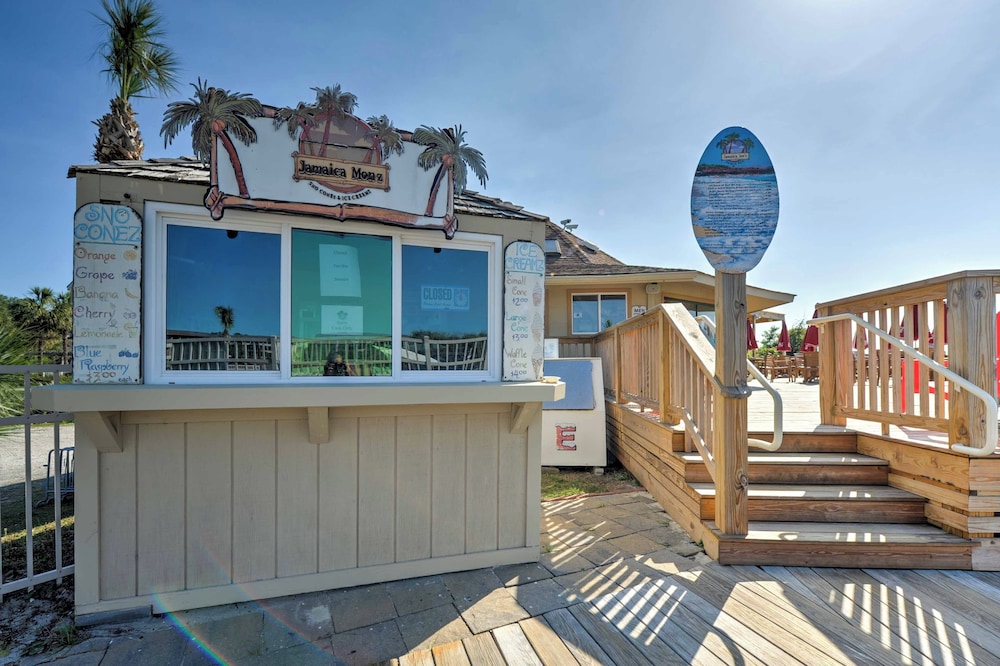 Pool, Tennis & Gym: Resort Condo in Hilton Head!