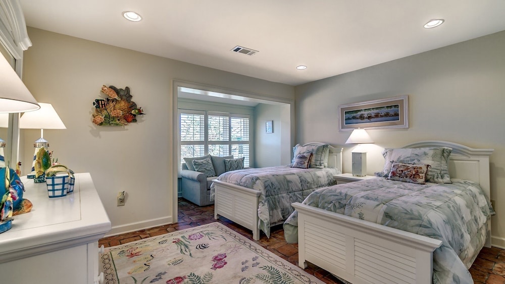 Pawleys Island Vacations - Sea Breeze - Great Oceanfront Views And Close To The Beach Club 3 Bedroom Villa by RedAwning - Property Image 4