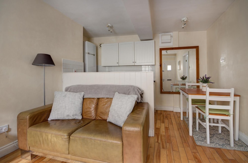 The Shop Cotswold Apartment Sleeps 2 view 5
