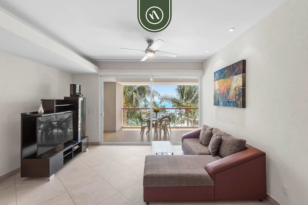 Oceanfront 2 BR Condo - Beach - Restaurant - Gym