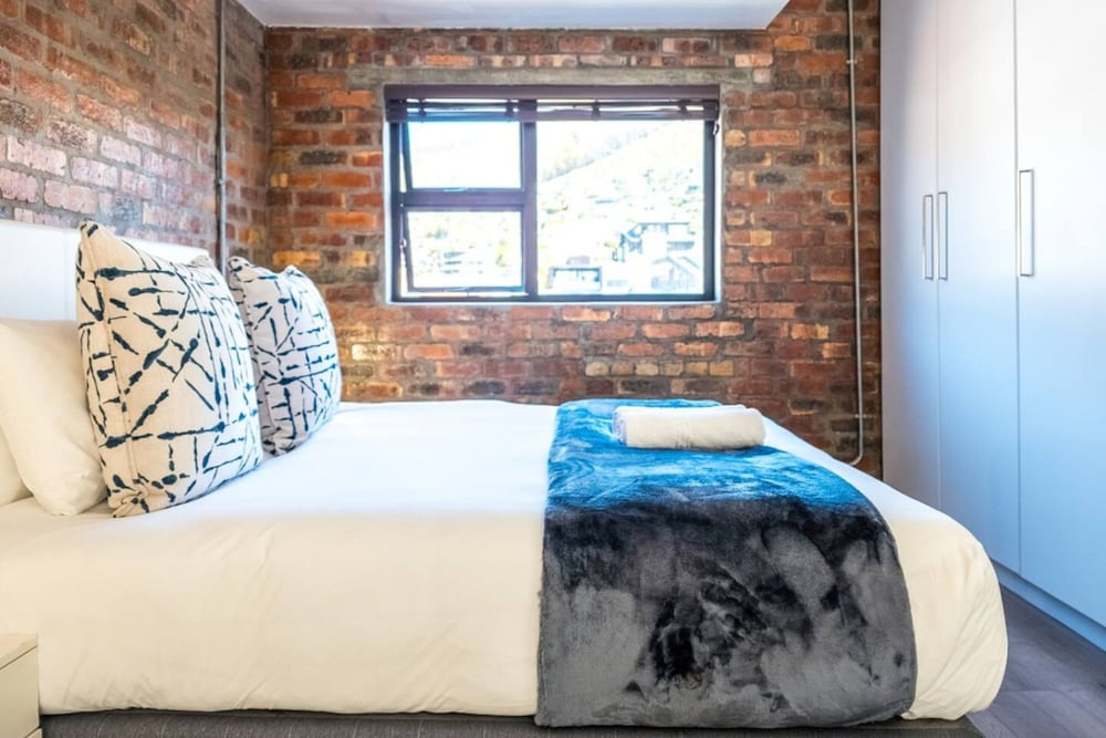Elegant Sea Point Retreat Splendid Views Wifi