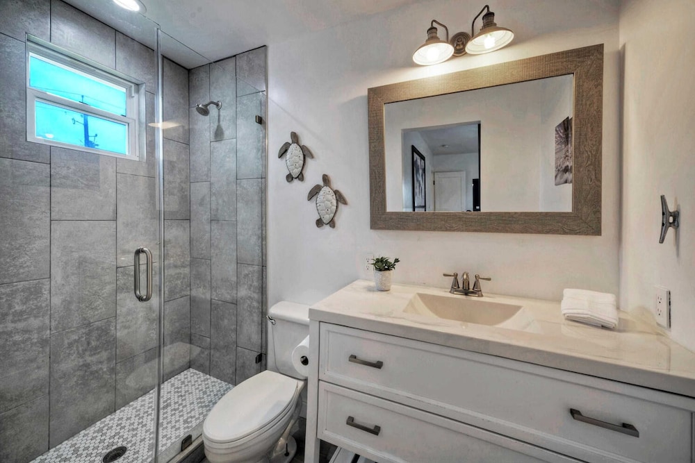 Dual Port A Cottages 2 Complete Homes Walk to the Beach + Patio Fully-equipped Kitchens