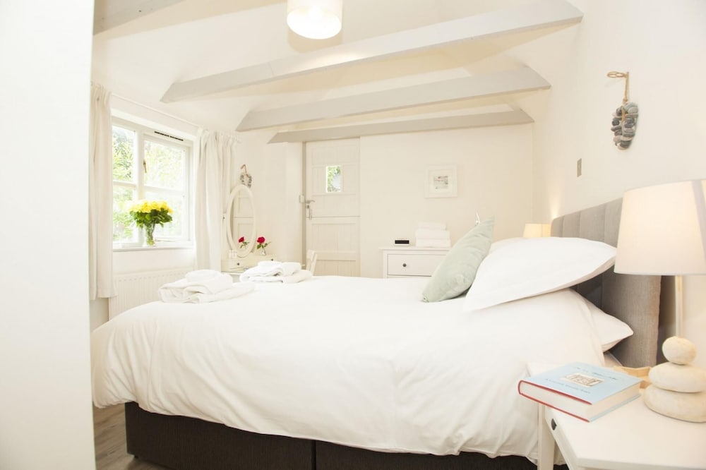 2 Bed Cottage - Sleeps 4 - Pets - Patio - Parking