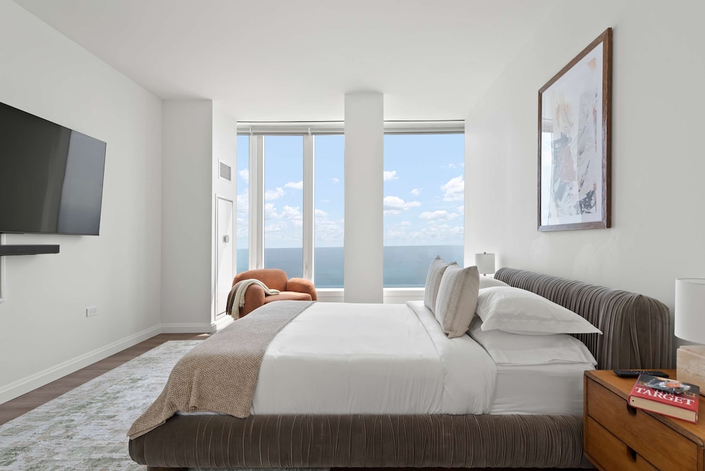 High-rise 65 Fl Apt w Lux Amenities Lake Views