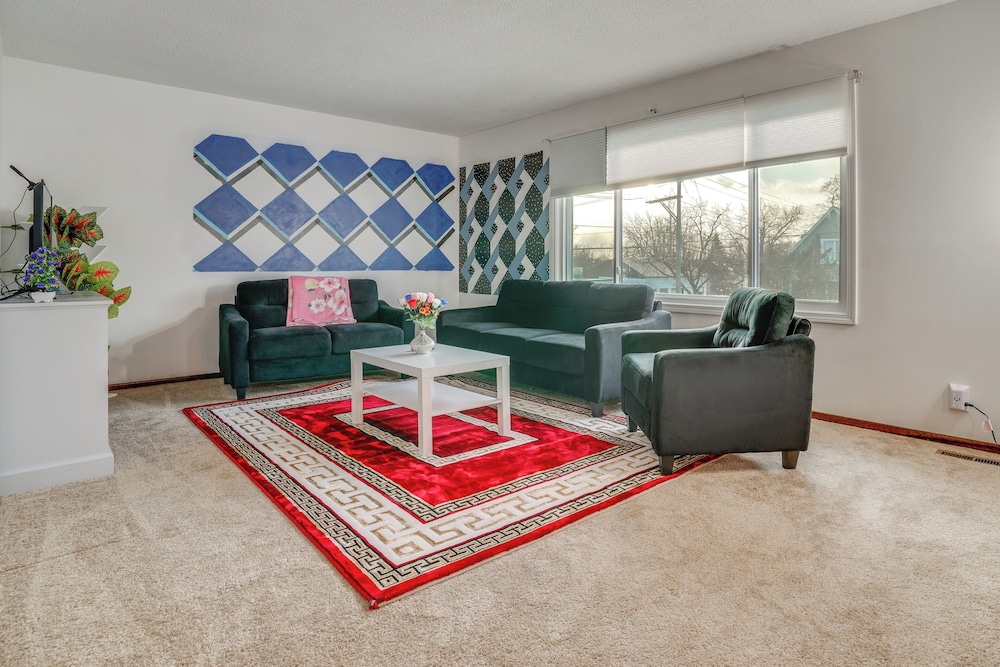 2 Mi to Dtwn St Paul: Home w/ Private Deck & Yard!