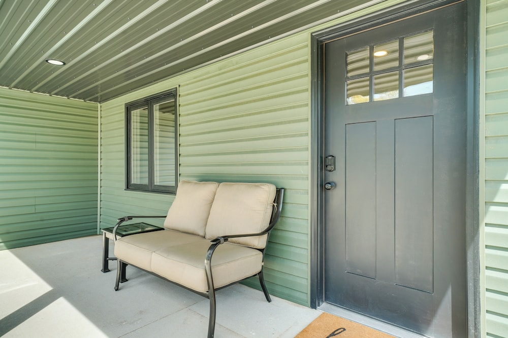 Studio Stay w/ Deck in Missouri Wine Country