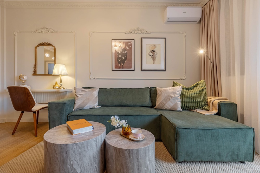 Parisian-Inspired 1BR in the Heart of Bucharest - Balcony, AC & Fully Equipped