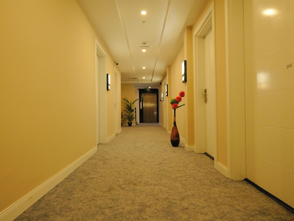 Bonnie City Hotel - Image 76