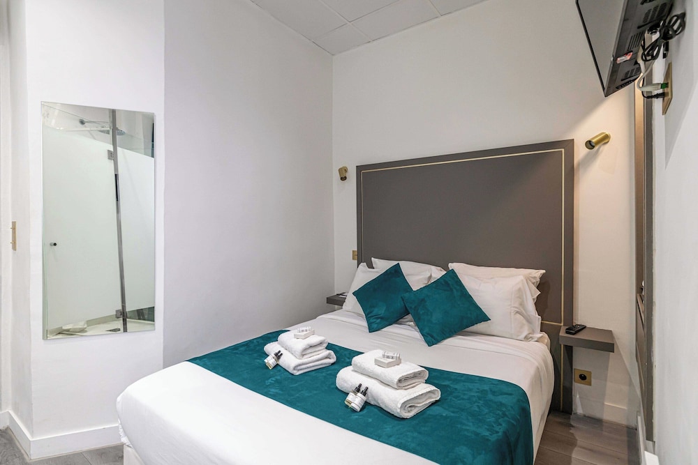 Hotel Avaton - Deluxe Bedroom - Cannes Palais