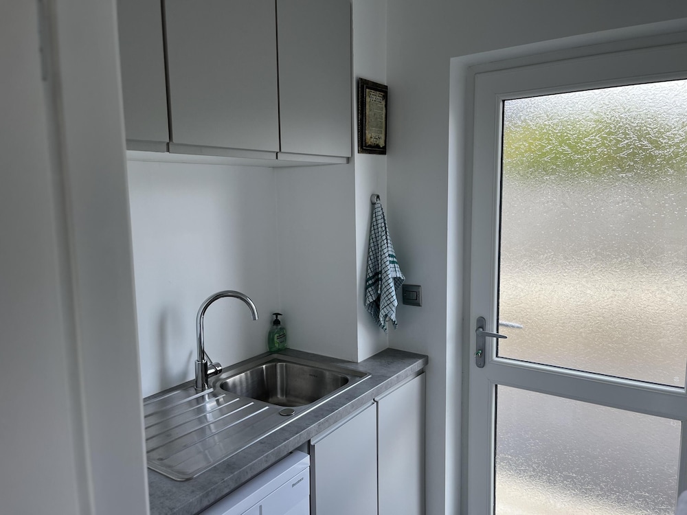 2 Bedrooms - 5 Guests - Fireplace - Near Beach