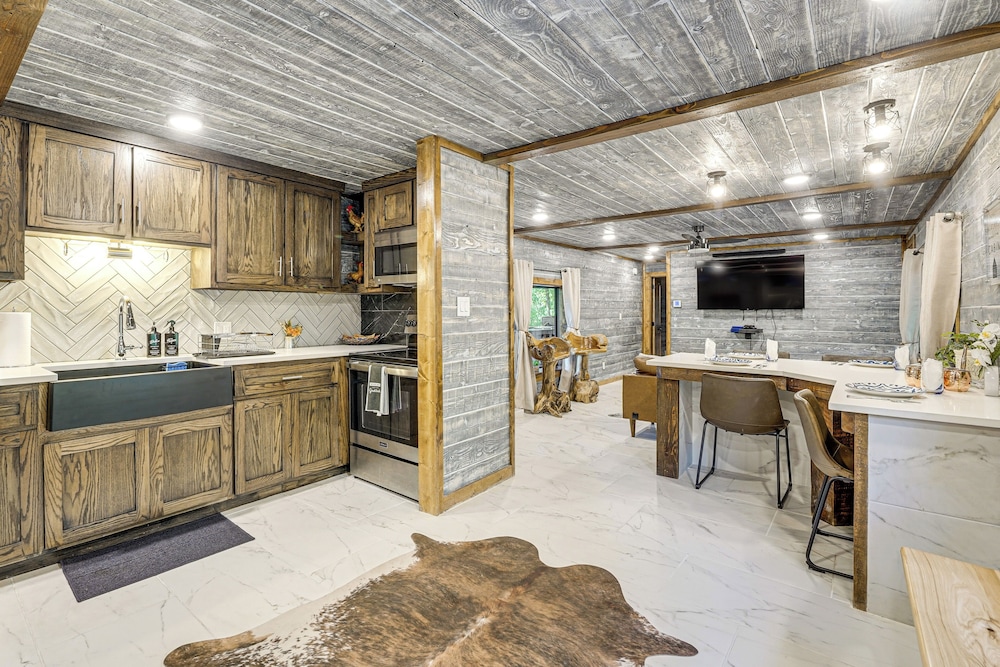 Hike, Fish & Unwind: Cabin w/ Yard in Broken Bow!