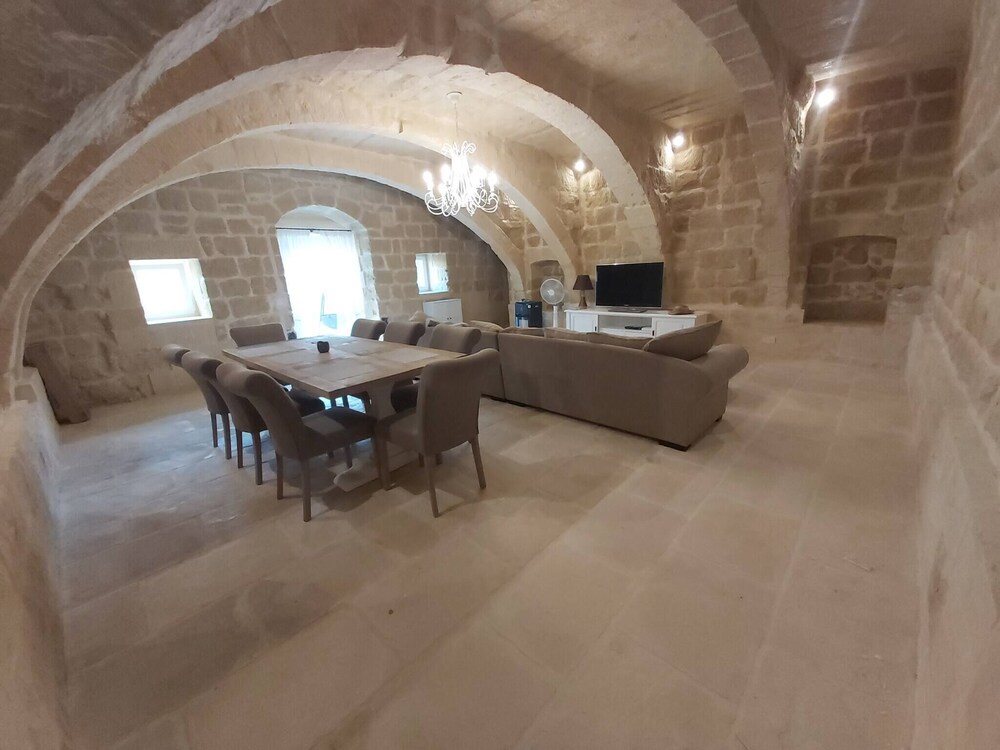Farmhouse Villa With Large Pool & Garden