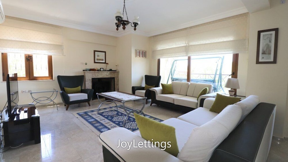 Villa AX07 by JoyLettings view 2
