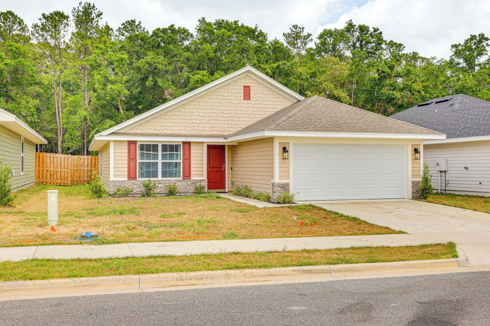 15 Mi to UF: Home w/ Furnished Porch in Alachua!